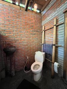Bathroom sa Local Eco-Living Experience by Mepantigan Bali