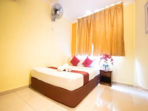 Schlafzimmer mit einem Bett und einem Fenster in der Unterkunft Sun Inns Hotel Puchong in Puchong