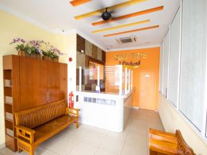 eine Lobby eines Ladens mit einer Bank und einer Theke in der Unterkunft Sun Inns Hotel Puchong in Puchong