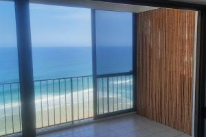 a balcony with a view of the beach and the ocean at Apto frente mar 2 suítes in Rio de Janeiro