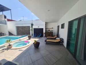 un soggiorno con piscina in una casa di Casa blanca Oaxtepec Tlayacapan a Oaxtepec