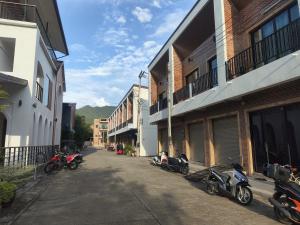 eine Reihe von Motorrädern, die auf einer Straße neben Gebäuden geparkt sind in der Unterkunft Pai Apart #1 in Pai