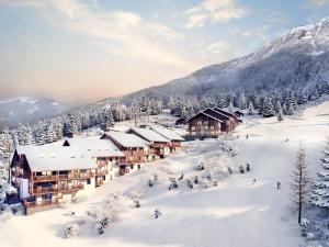 un lodge de ski dans les montagnes avec de la neige au sol dans l'établissement Appartement Valmorel, 3 pièces, 7 personnes - FR-1-356-415, à Valmorel