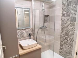 a bathroom with a shower and a sink at Cocon de 40m² pour 5 personnes avec 2 chambres à Les Menuires, accès direct aux pistes et balcon sud - FR-1-178-379 in Les Bruyères +13 photos