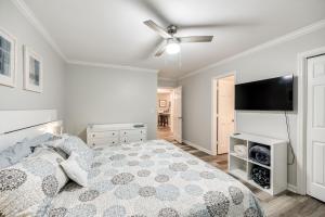 1 dormitorio con 1 cama y TV de pantalla plana en Relaxing Home close the Battery/Mins to Everything, en Smyrna