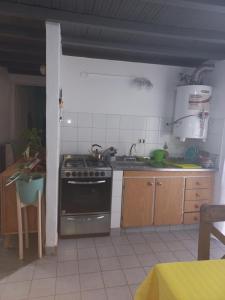 een keuken met een fornuis en een wastafel bij Casa Centrica con garage in Mercedes
