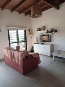 una sala de estar con un sofá y una mesa en Rincón Joven I, en San Miguel del Monte