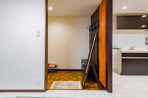 uma cozinha com uma escada que leva a um quarto em Fortune House*JR 鶴橋なんばまで5分*観光便利*一軒家 最大6人 em Osaka