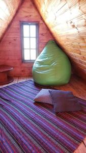 Ένα ή περισσότερα κρεβάτια σε δωμάτιο στο Chalé House cantinho minimalista e longe do Caos