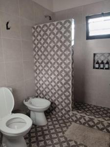 Rincón Joven II في سان ميغيل ديل مونتي: حمام مع مرحاض ودش