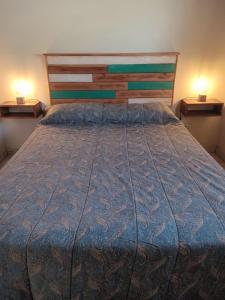Rincón Joven II في سان ميغيل ديل مونتي: سرير كبير في غرفة نوم مع مواقف ليلتين
