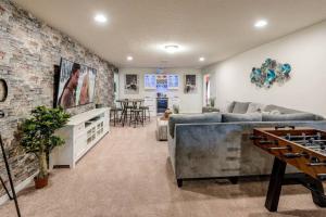 ein Wohnzimmer mit Sofa und Ziegelwand in der Unterkunft DreamCatcher House - Elite 7 Bed Luxury Escape in Kissimmee