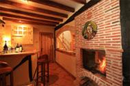オスナヨにあるEl Alto de Marínのリビングルーム(レンガ造りの暖炉、バー付)
