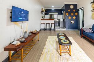 - un salon avec une table et un canapé bleu dans l'établissement Oasis Villa Home Kampala, à Kampala