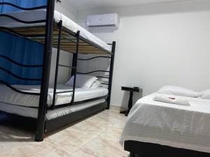 Postel nebo postele na pokoji v ubytování Blue Diamond House