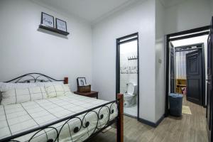 - une chambre avec un lit et une salle de bains dans l'établissement Oasis Villa Home Kampala, à Kampala