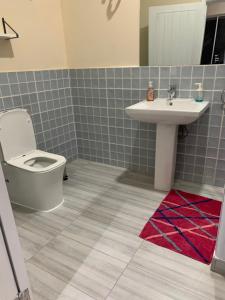 uma casa de banho com um WC e um lavatório em Luxury for you em Acra