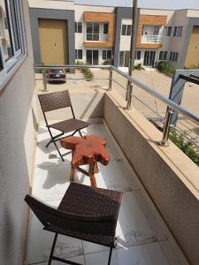 balcone con 2 sedie e tavolo di Luxury for you a Accra