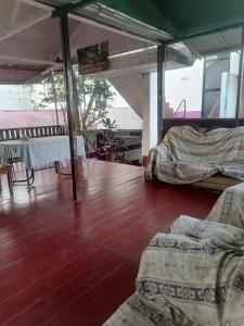 Camera con 2 letti e pavimento in legno. di Chimicuas House a Puerto Maldonado
