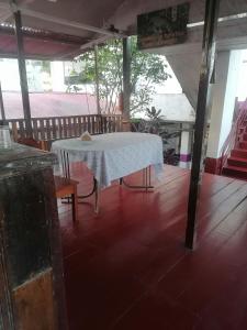 una mesa con un mantel blanco en un porche en Chimicuas House, en Puerto Maldonado