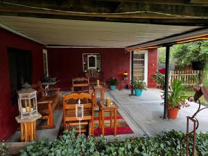 un patio con mesas y sillas de madera en una casa en DELIGHTFUL Patio Apartment 9' with Antique Pool Table in SOUTH KC, en Kansas City