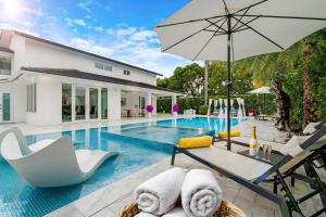 an image of a swimming pool with a villa at MIA MANSION W/ POOL / BBQ /CABANNA / OUTDOOR BAR in Tamiami