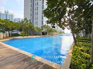 uma piscina no meio de uma cidade com edifícios altos em Cozy Home The Robertson Gateway to Kuala Lumpur's Golden Triangle Bukit Bintang em Kuala Lumpur