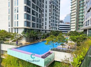 uma piscina no meio de uma cidade com edifícios altos em Cozy Home The Robertson Gateway to Kuala Lumpur's Golden Triangle Bukit Bintang em Kuala Lumpur