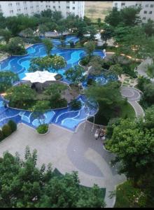 einen Luftblick auf einen Pool in einem Resort in der Unterkunft Apartemen Pakuwon Educity yale in Surabaya