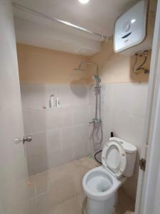 ein kleines Bad mit einem WC und einer Dusche in der Unterkunft Apartemen Pakuwon Educity yale in Surabaya