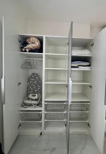 Beachfront Studio, fully equipped客房内的一张或多张床位