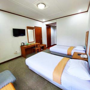 Postel nebo postele na pokoji v ubytování Sangga Buana Resort & Convention Hotel