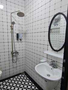 Phòng tắm tại Đại Thủy Hotel CatBa