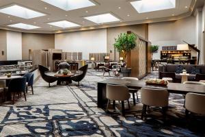 un vestíbulo de un hotel con mesas y sillas en Marriott Cincinnati North, en West Chester