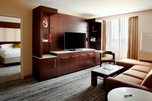 a living room with a couch and a television at Marriott Cincinnati North in West Chester