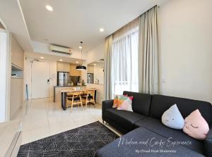 uma sala de estar com um sofá e uma cozinha em Cozy Home The Robertson Gateway to Kuala Lumpur's Golden Triangle Bukit Bintang em Kuala Lumpur