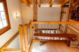 eine Holztreppe in einem Zimmer mit einer Bank in der Unterkunft Chalet Edelweiss in Hérémence