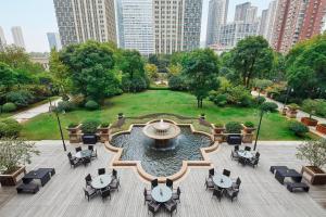 eine Luftansicht auf einen Park mit Tischen und Stühlen in der Unterkunft The Westin Wuhan Wuchang in Wuhan