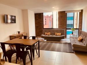 a living room with a table and a couch at Apartamento Lauret en Laureles in Medellín