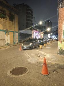 um parque de estacionamento com carros estacionados numa rua à noite em Como en Casa em Caracas