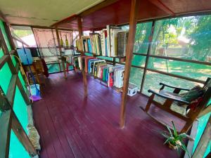 una habitación con un montón de libros en un porche en Chaikoni Lodge en Pucallpa