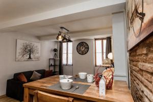 a kitchen and living room with a dining room table at Tokyo le magnifique T2 in Montauban