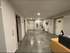 un pasillo vacío de una oficina con dos macetas en Park Azure Modern apartment by Baku Housing, en Baku