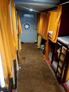 Rubikz Hostel & Cafe房間的床
