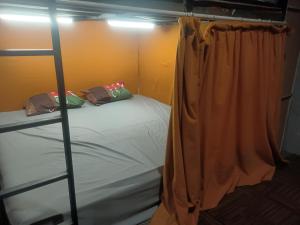 Rubikz Hostel & Cafe房間的床