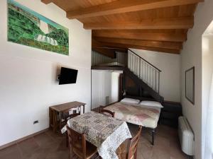 Zimmer mit 2 Betten und einem Tisch in der Unterkunft Domus Umbra in Terni