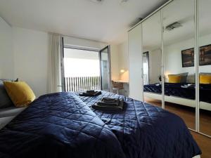 um quarto com uma grande cama azul e um espelho em Luxuriöses 130qm Apartment mit Balkon im Zentrum,Parkplatz em Heilbronn