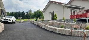 une voiture garée devant une maison dans l'établissement Gite de la Creuse (Vosges), à Fays