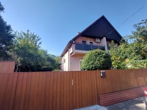Budova, v ktorej sa dovolenkový dom nachádza