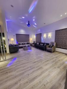 uma ampla sala de estar com sofás, mesas e luzes em شاليه ومنتجع النخيل الريفي بالطائف em As Sayl aş Şaghīr